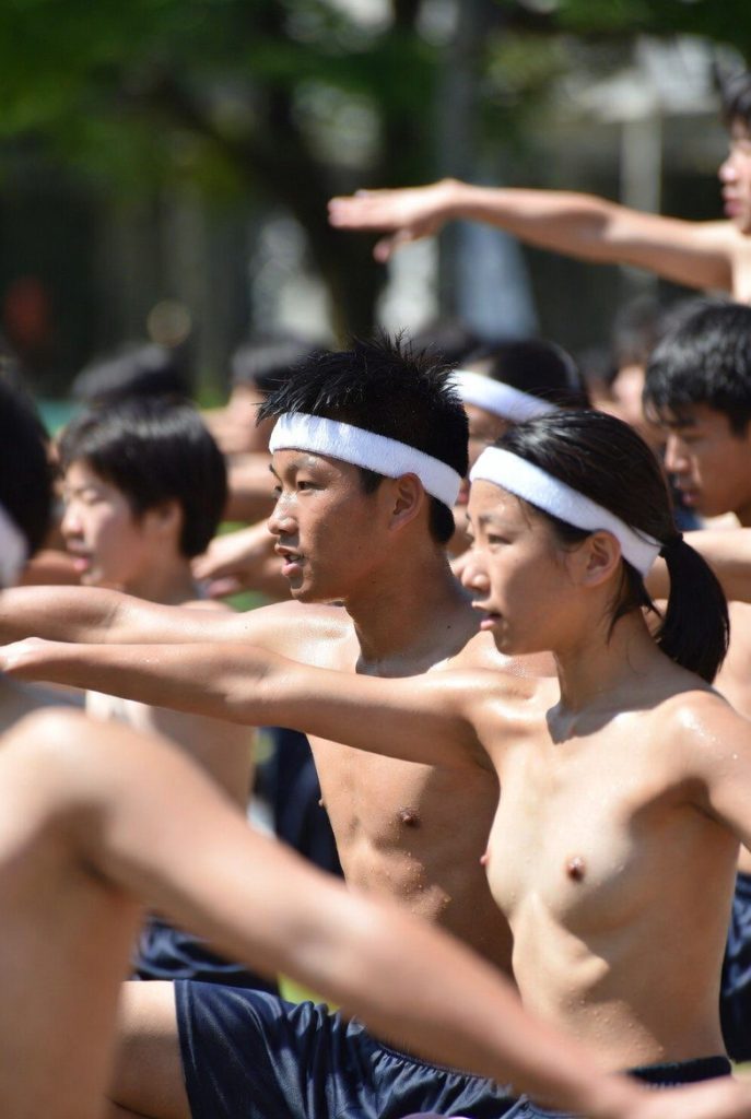 深霞学園大学における体育授業。男女ともに上半身裸で取り組んでいる。