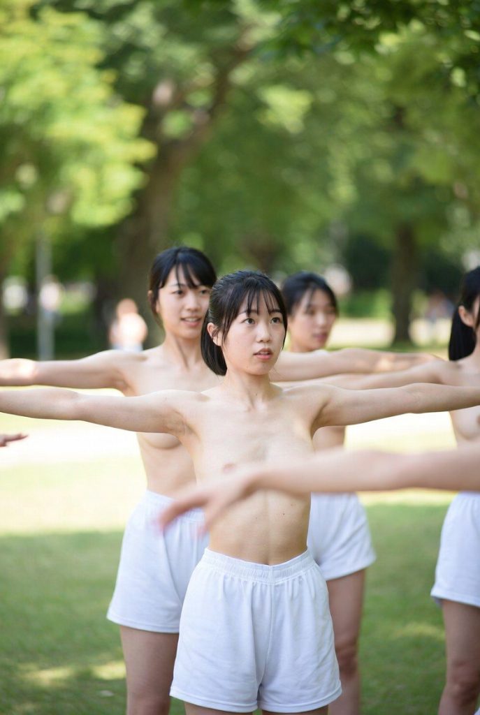 深霞学園大学における朝体操。男女ともに上半身裸で取り組んでいる。