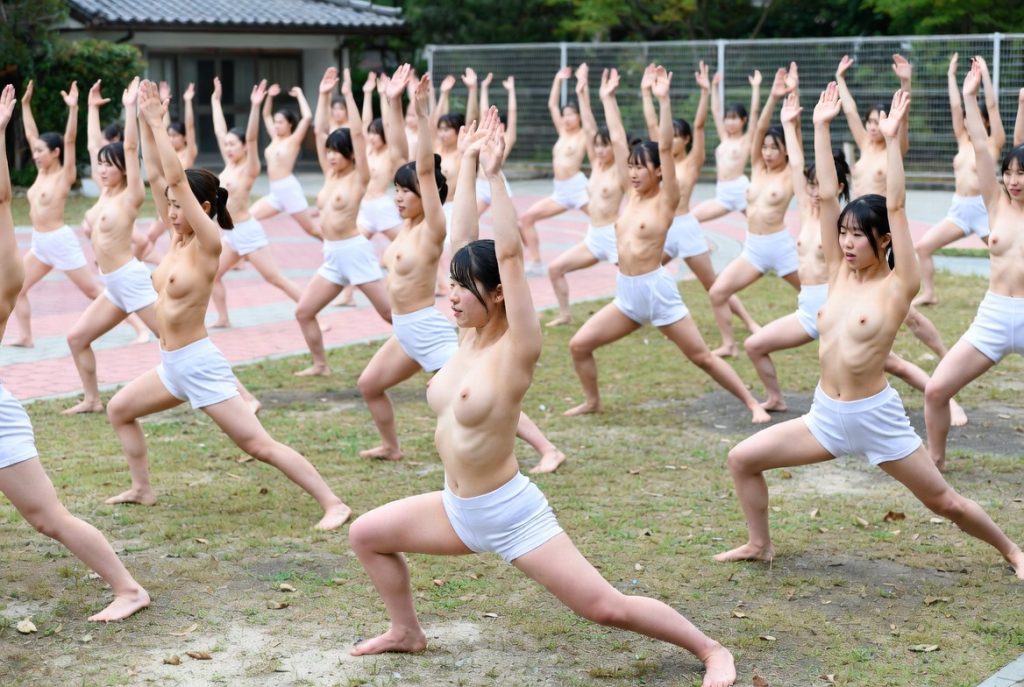 深霞学園大学における朝体操。男女ともに上半身裸で取り組んでいる。