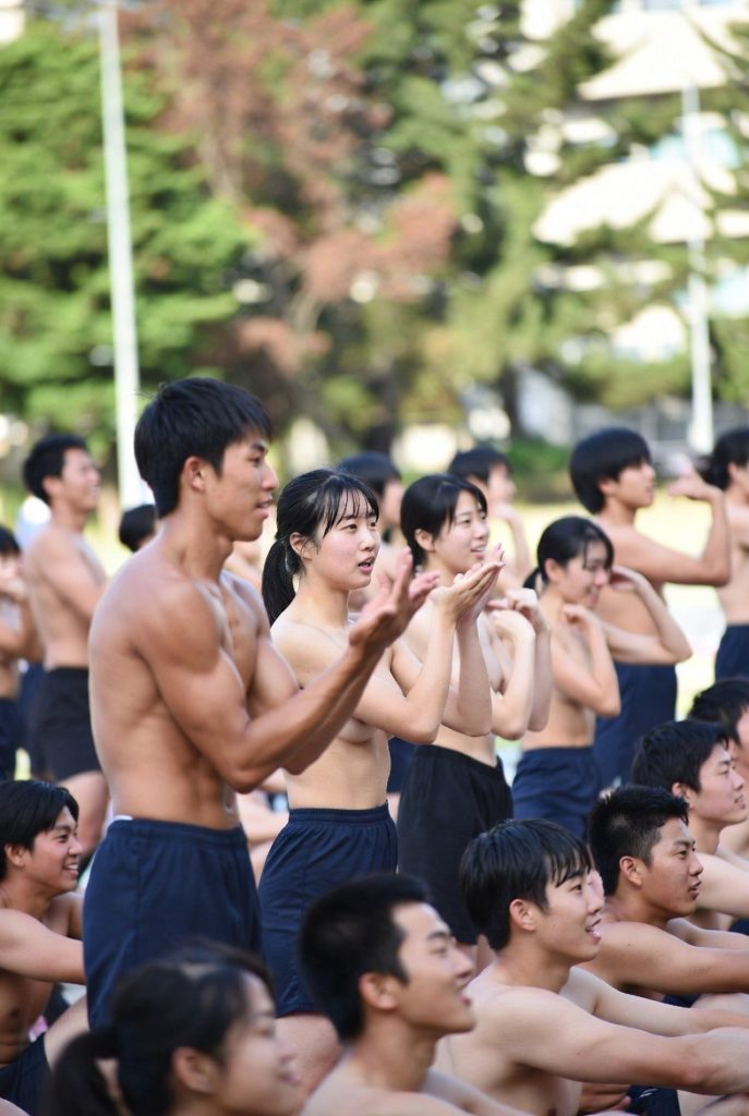 深霞学園大学における体育授業。男女ともに上半身裸で取り組んでいる。