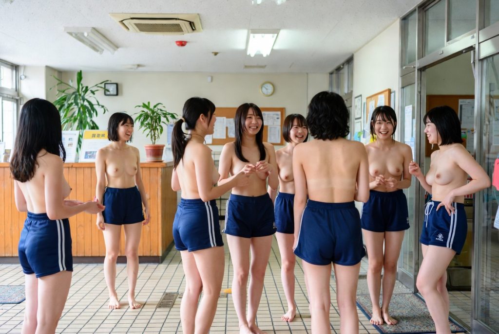 深霞学園大学における体育授業前のコミュニケーション。女子学生が上半身裸で集まっている。